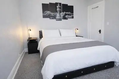 Image de Modern Duplex Near Airport & Downtown + Game Room & Lake