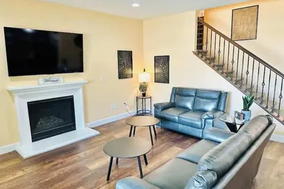 Image de 5 Bedrooms | 3-car garage | Sleeps 21/Lost