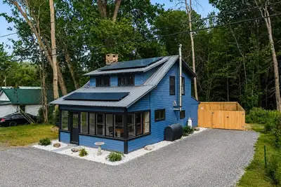 Image de Charming Cottage by Lake Ontario | Firepit + Yard