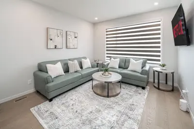 Image de Spacious 6-bedroom and 4 full bath house in Nw Calgary with Ac for comfort