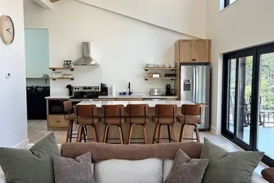 Image de New Build 3br Quiet Ellsworth Home [Midnight Pine]