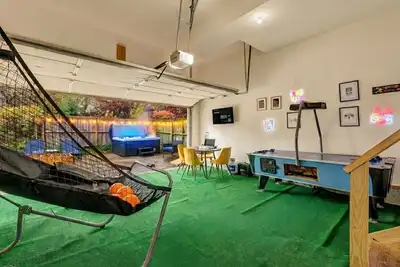 Image de Ohio City Game House with Hot Tub