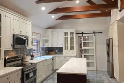Image de 2 Bedrooms 1 Mile to Ski Slope and Festivals - Privately Secluded Yet Convenient
