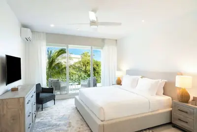 Image de Ellipse Resort, Grace Bay /Jr Suite One Bedroom with Grace Bay Street View