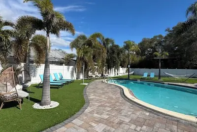 Image de Spacious studio with king bed • Pool • Pets Ok #10