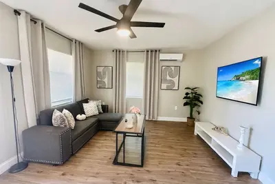 Image de Beach Retreat: Modern 1-Bedroom • Pet Friendly