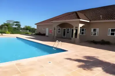 Image de Pool, Playground, Gym, Near Beach & 24/7 Security.