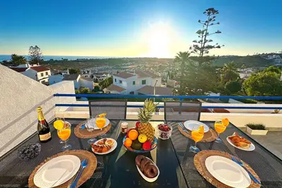 Image de WindMill Rooftop Panoramic OceanView Condo By BeCherish