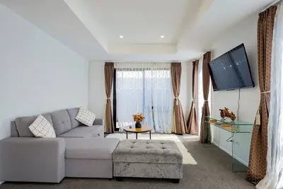 Image de Modern 2. 5br Home | 2 Baths + Ensuite | Private Entry & Parking (10a)