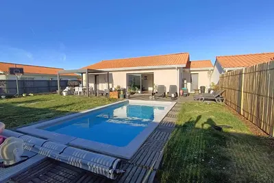 Image de Maison Familiale avec une piscine chauffée privée et la clim