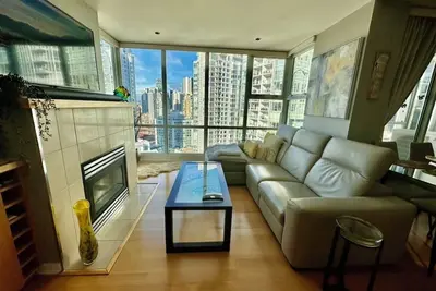 Image de Beautiful 2 bedroom 2 bathroom sub penthouse with Den