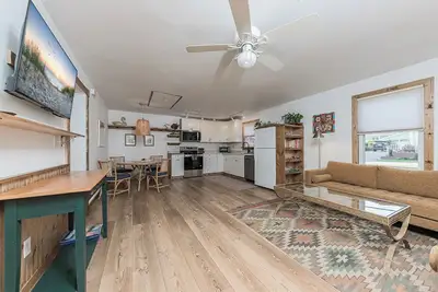Image de Stylish Coastal Duplex B• King Bed, Trundle, Terrace, Fenced • Steps to Downtown