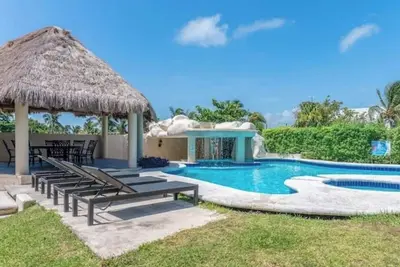 Image de Luxury house next to the beach in the hotel zone