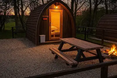 Image de A glamping - pods and shepherd hut that sleeps 4 guests  in 1 bedroom