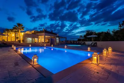 Image de Family-Friendly, Bright 2br Getaway with Pool, Near Beach & Town Center