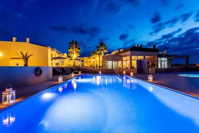 Image de Spacious 2-Bedroom Algarve Apartment with Balcony, Garden & Shared Pool