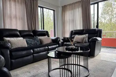 Image de Maison intelligente moderne dans un domaine de golf sécurisé