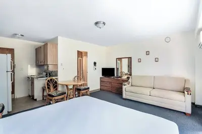 Image de Deluxe Studio King w/ Kitchen | Close Distance to Honolulu Zoo & Kapiolani Park