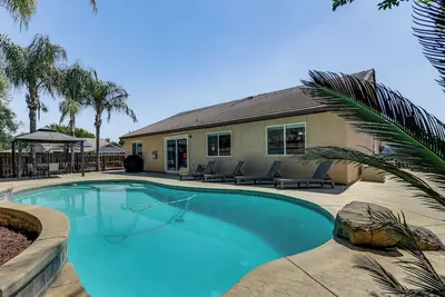 Image de Mtn Retreat 3 Mi to Dtwn Visalia w/ Poolside Bbq