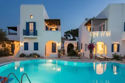 Image de Séjour au bord de la piscine avec vue sur la côte