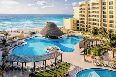 Image de 2-bedroom ocean view villa in enchanting Cancún with balcony and on-site dining.