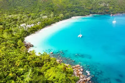 Image de Seychelles Sun-Soaked Sailing: A Pristine Beach Experience from Praslin
