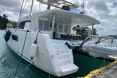 Seychelles Sun-Soaked Sailing: A Pristine Beach Experience from Praslin