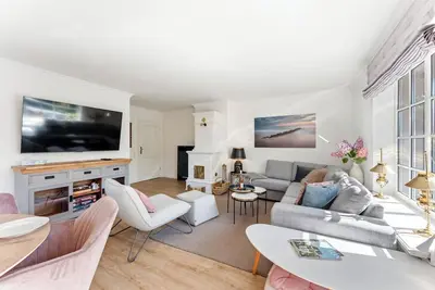 Image de Charming vacation home for four people with its own garden in Westerland.