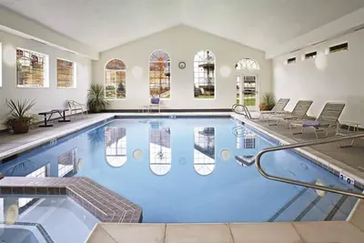 Image de Midway | Mountain Retreat | Pool + Trails | 2br