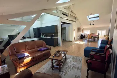 Image de Loft lumineux près du Tribunal – Réunion 10 pers