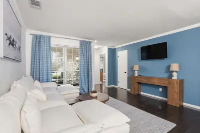 Image de Spacious 2 Bed Lower Greenville Getaway (Left Side)