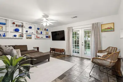 Image de Large 2 Bed Lower Greenville Getaway (Right Side)