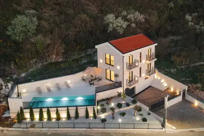 Charming 2-bedroom Villa with Pool & Sea View