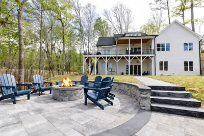 Image de Lake Gaston Luxury Retreat | Dock, Kayaks, Fire Pit, Sleeps 10