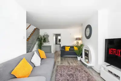 Image de 6-bedroom home for contractors and families.