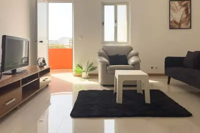 Image de Central 2-bdr apt 10-min walking from beach - Lcgr