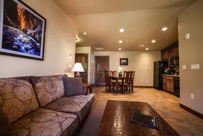 Image de Park Entrance Hub | 1 Unit | 1. 2 Miles to Oscar’s Café and DeZion Art Gallery
