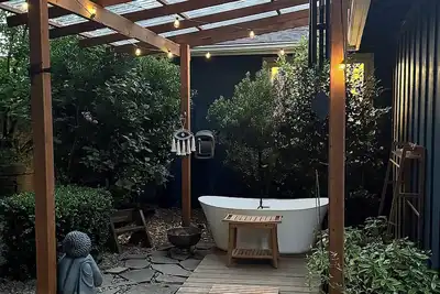 Image de Spacious 5-bedroom house in beautiful Eugene, Ac, hot tub, sauna, large backyard