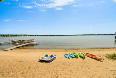 Image de Private Sandy Beach on White Sand Lake | Sleeps 14