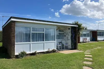 Image de Cosy seaside chalet which accepts dogs, close to Hemsby beach ref 83202s