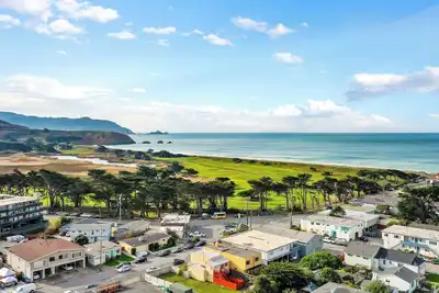 Image de 4 beds Private Unit Near BeachWalk, Golf, Trail