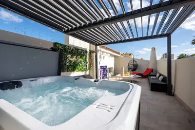 Image de 👀It's winking at you. . . isn't it?👀2Jacuzis•Rooftop-AirHockey-GlamRoom-Insta-Ready