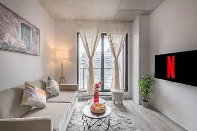 Square Victoria - Sleeps 6 - Indoor Parking