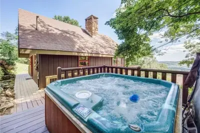Mountain View Cabin in Tranquil Seven Devils with Cozy Charm