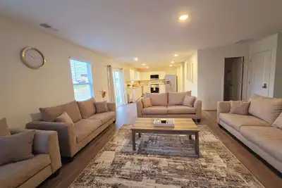 Image de Heart of E-town 5br Home