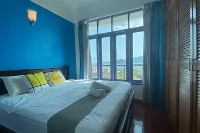 Image de 3-bedroom Nice Seaview Condo. Comfortable Space. Convenient location in town.