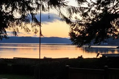 Image de Cozy Water-View Escape with Private Beach Access