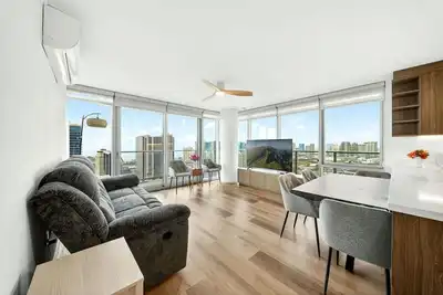 Image de High-Rise Retreat | Panoramic Ocean & City Views