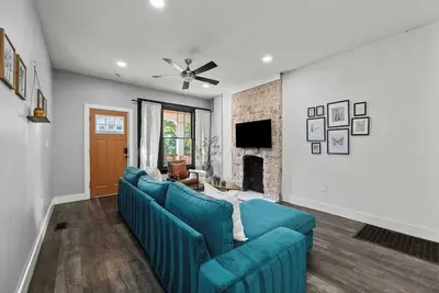 Image de *New* Hot tub | King bed | Near German Village |