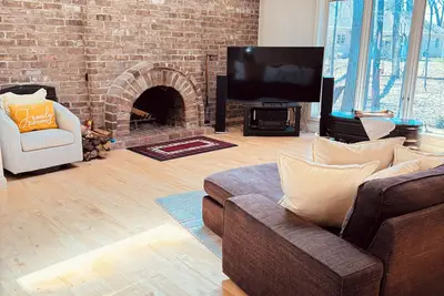 Image de Appleton Wooded Oasis - Massage Hot Tub - Fireplace- Sunroom -6 Star Hospitality